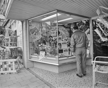 880655 Afbeelding van een etalage van Boekhandel Van Wijk (Oudegracht 124) te Utrecht, ingericht in het kader van de ...